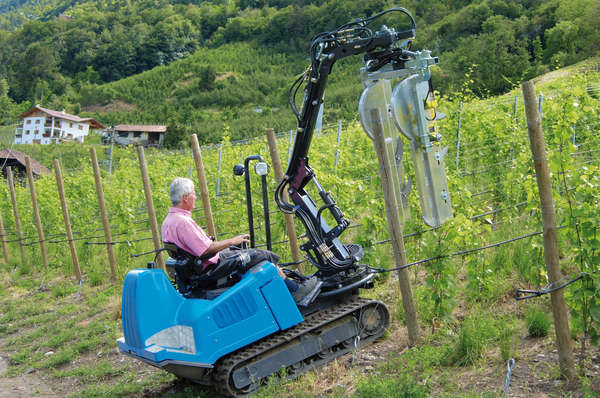 Trattore cingolato: Braccio multifunzione con cimatrice