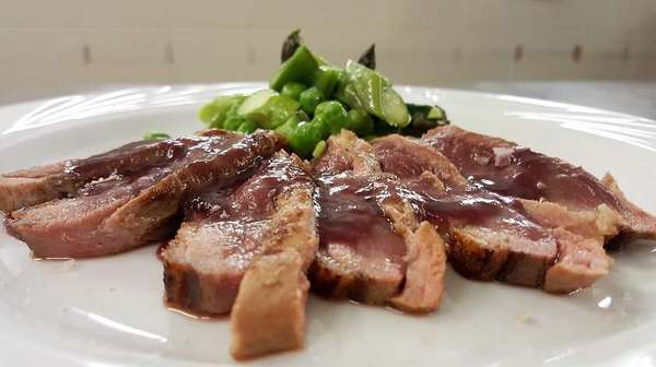 Magret de canard à la sauce aux raisins et aux fraises