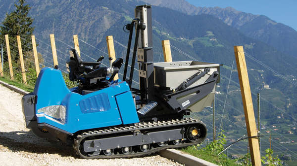 Tracteur à chenilles avec récipient pour raisins Tracteur à chenilles avec récipient pour raisins