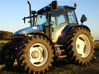 trattore agricolo moderno