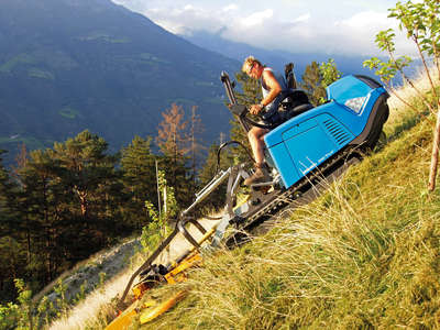 trattore cingolato in forte pendenza